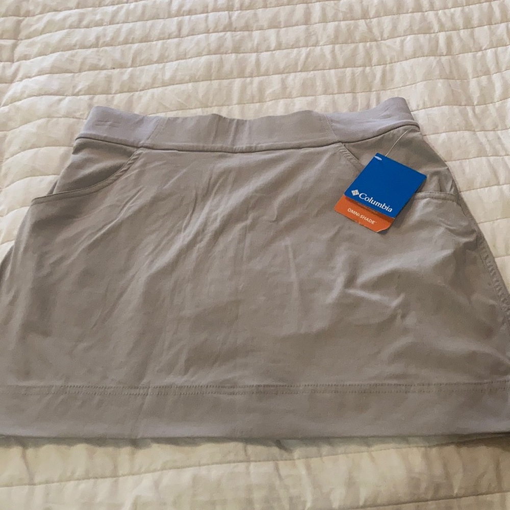 NWT Columbia skort active fit. Khaki size med. Fits like an 8/10. Nylon fabric